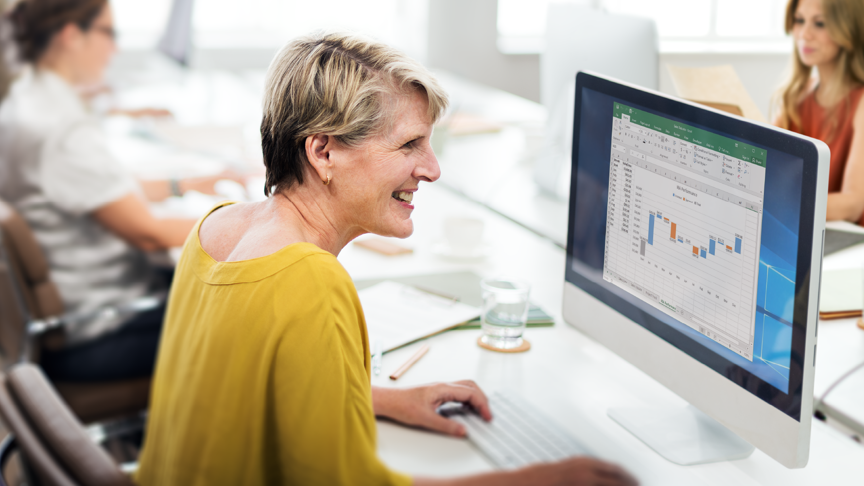 Sichern Sie Ihre Erlöse durch effektives Controlling Frau am Computer: Symbolbild Controlling zum Sichern der Erlöse