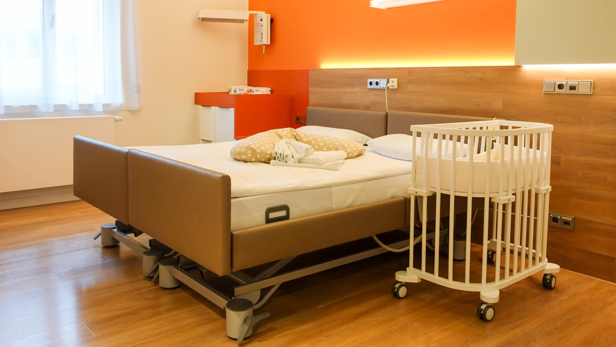 Blick in das Familienzimmer auf der neuen Wahlleistungsstation in der DRK-Klinik in Chemnitz Bild vom neuen Wahlleistungsstation in der DRK-Klinik in Chemnitz