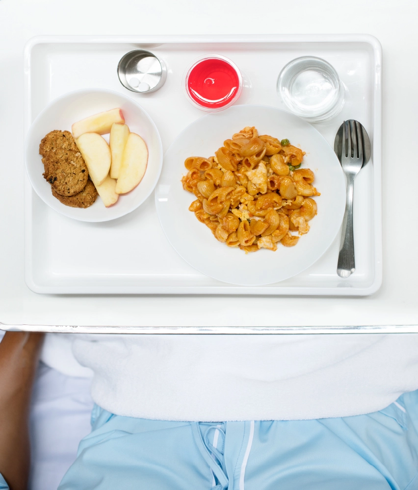 Menüassistenten senken die Verpflegungskosten im Krankenhaus Krankenhausessen auf einem Tablett