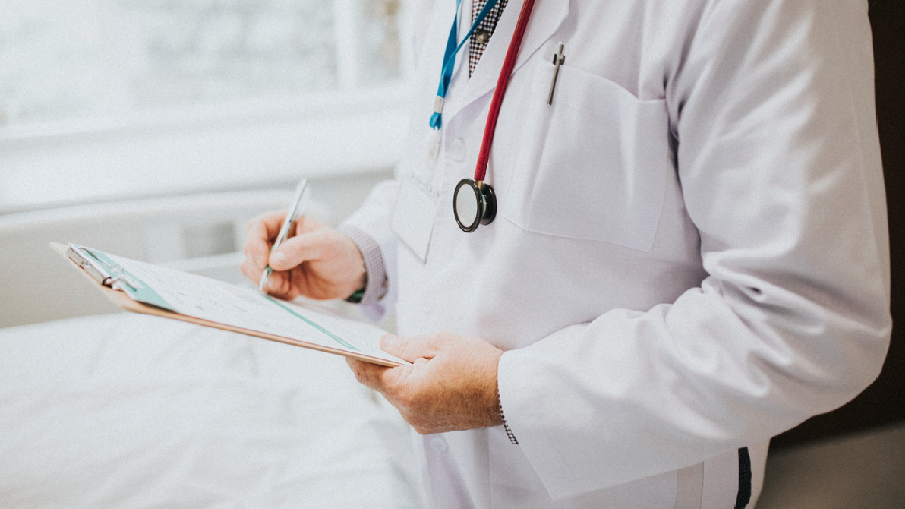 Medizinprodukte-Verantwortliche behalten den Überblick über alle Geräte und Produkte. Eine Ärztin hält eine Checkliste in der Hand.