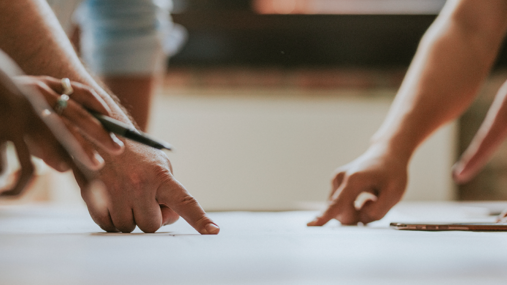 Qualifizierung von Fachkräften in der Sterilgutversorgung. Ausbildung von Fachkräften zur Sterilgutaufbereitung: Personen zeigen auf ein Blatt Papier.