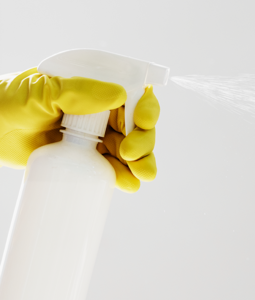Reinigungskräfte sorgen für Hygiene im Krankenhaus Eine Reinigungsperson mit Handschuh hält eine Sprühflasche in der Hand
