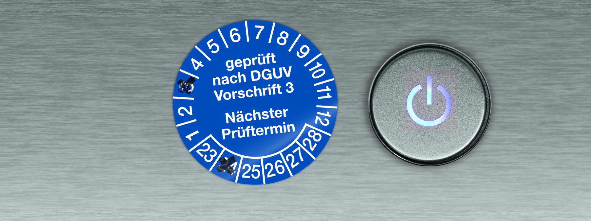 Ein Prüfsiegel bescheinigt die fristgerechte Wartung eines Geräts Ein Prüfsiegel neben einem An- und Ausschalt-Knopf