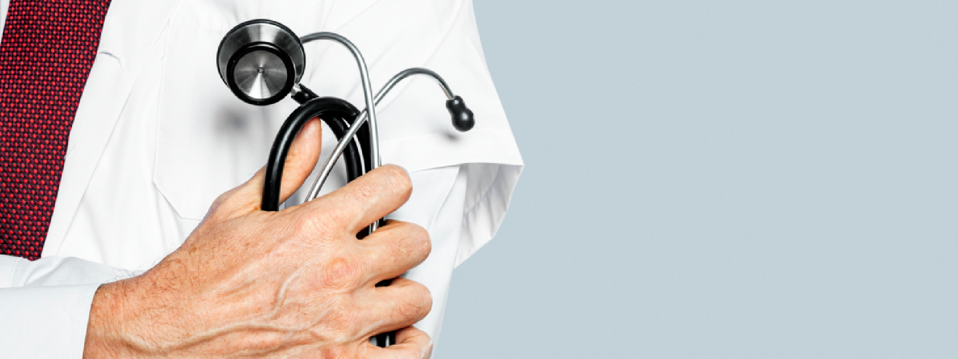 Die Krankenhausreform lässt noch viele Fragen offen Arzt mit Stethoskop in der Hand