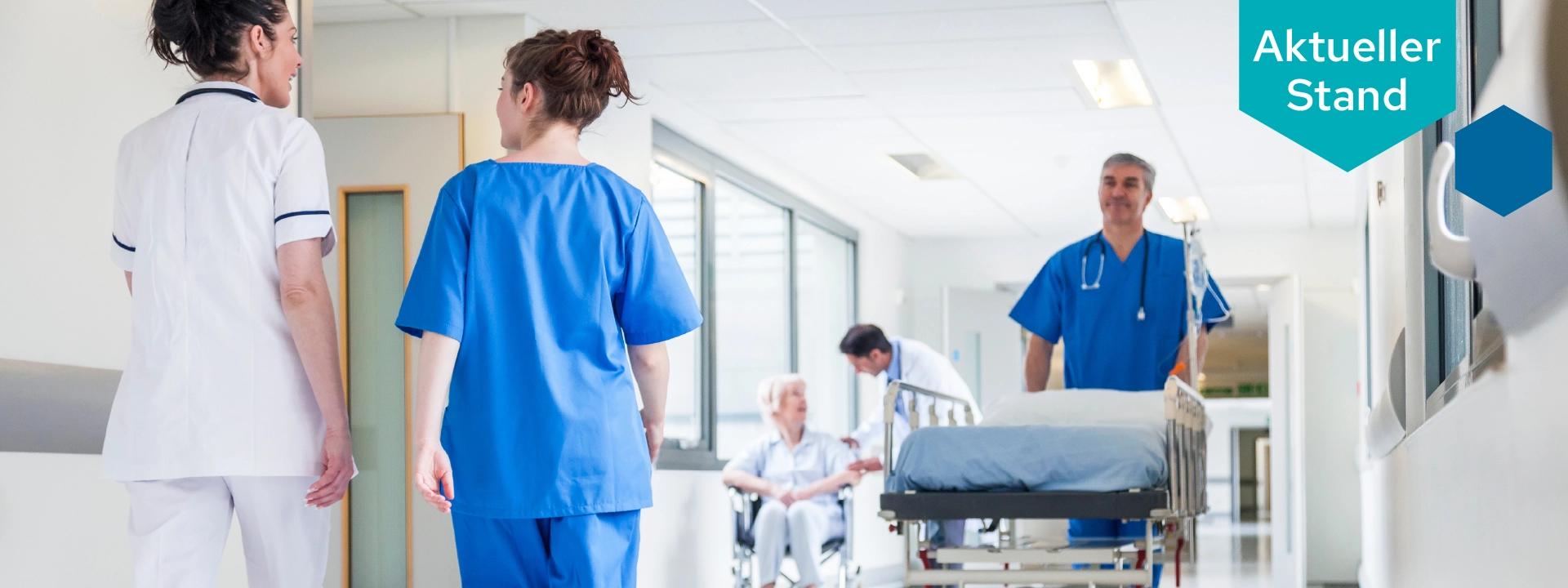 Aktueller Stand zur PPR 2.0 Drei Pflegekräfte laufen über einen Krankenhausflur