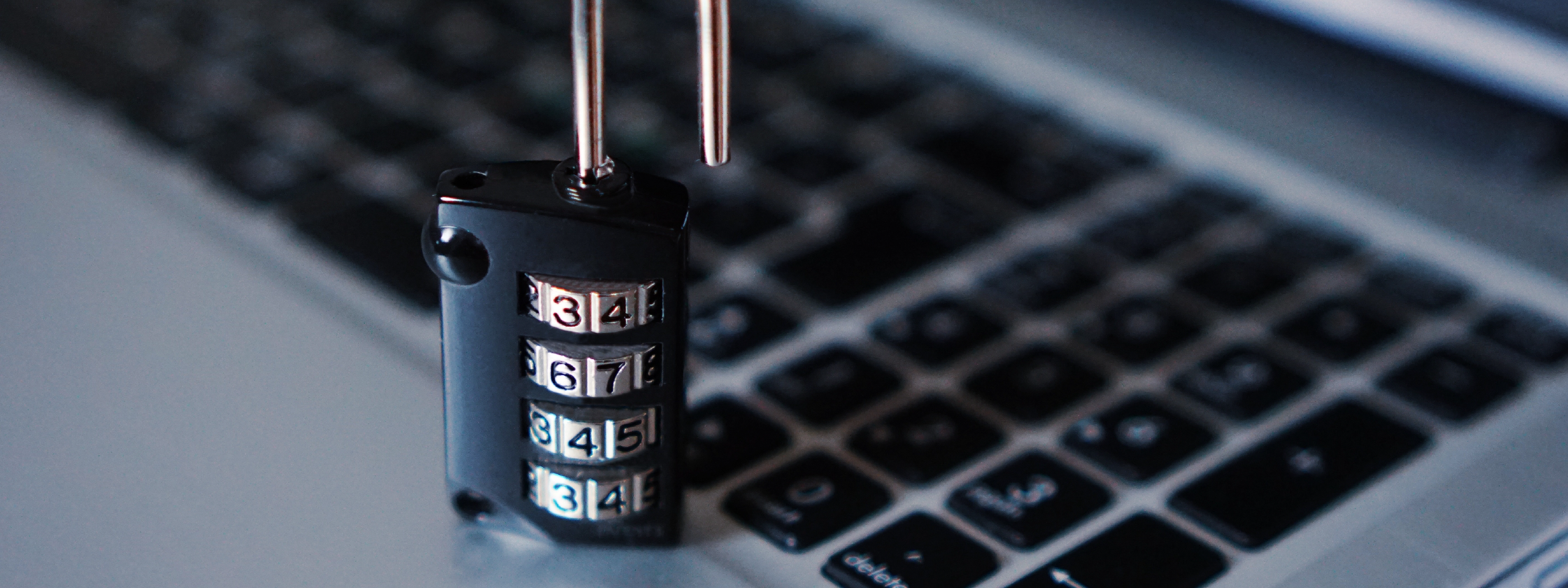 So schützen Sie Ihr Krankenhaus vor einem Cyberangriff Ein Zahlenschloss vor einer Tastatur