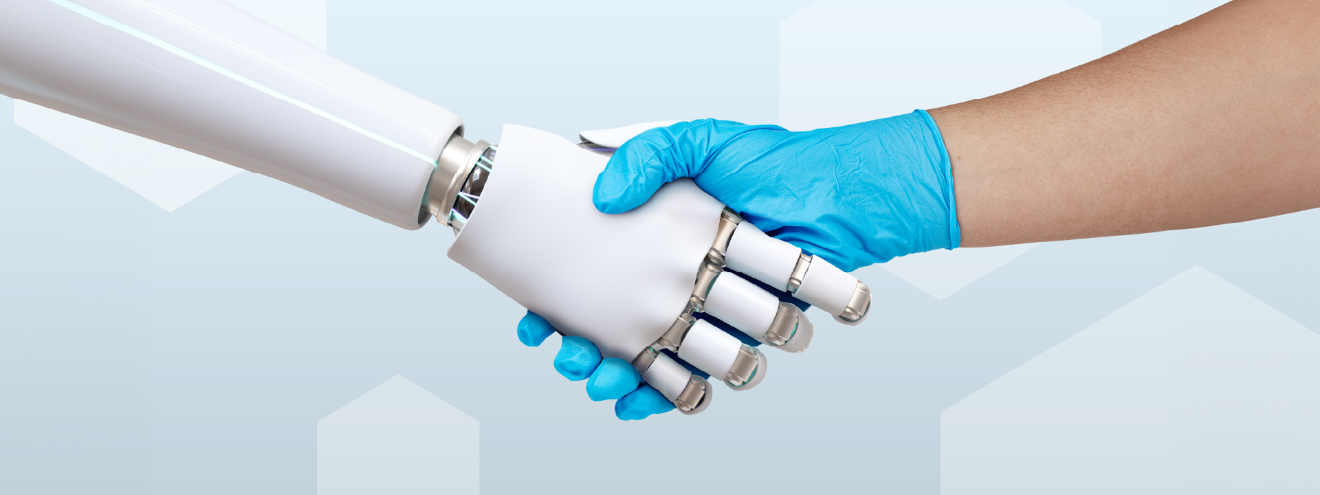 Roboter im Krankenhaus Eine Roboterhand und eine Menschenhand greifen ineinander.