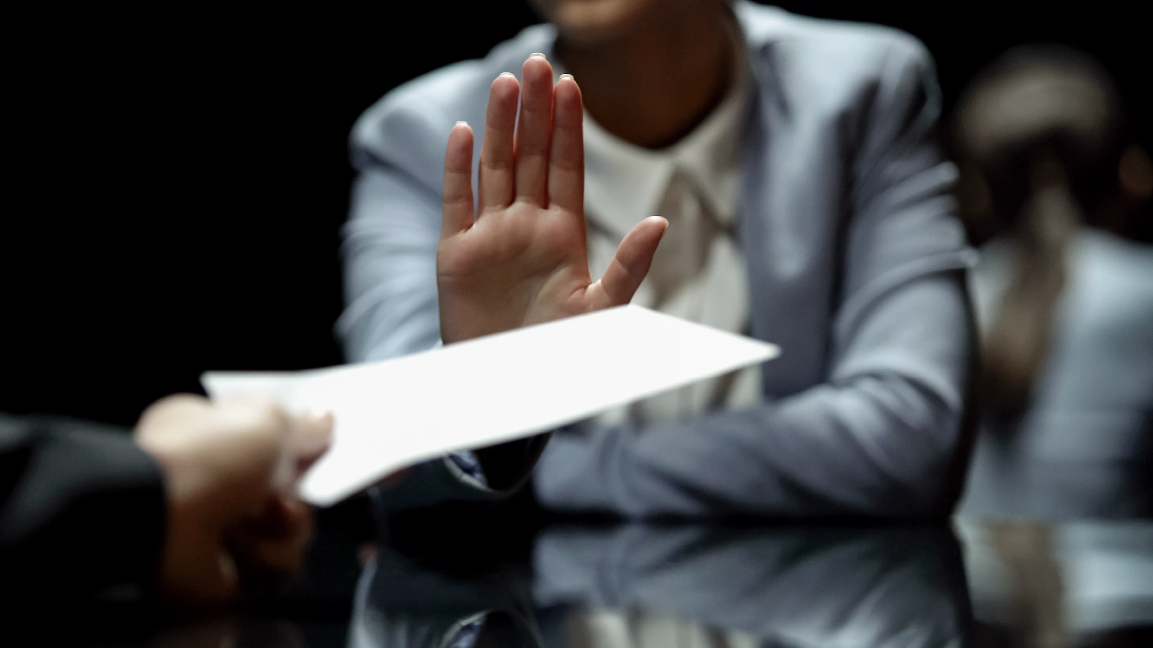 Verändern Sie die Dienstpläne nach Belieben! Ein überreichtes Papier wird durch eine erhobene Hand abgelehnt