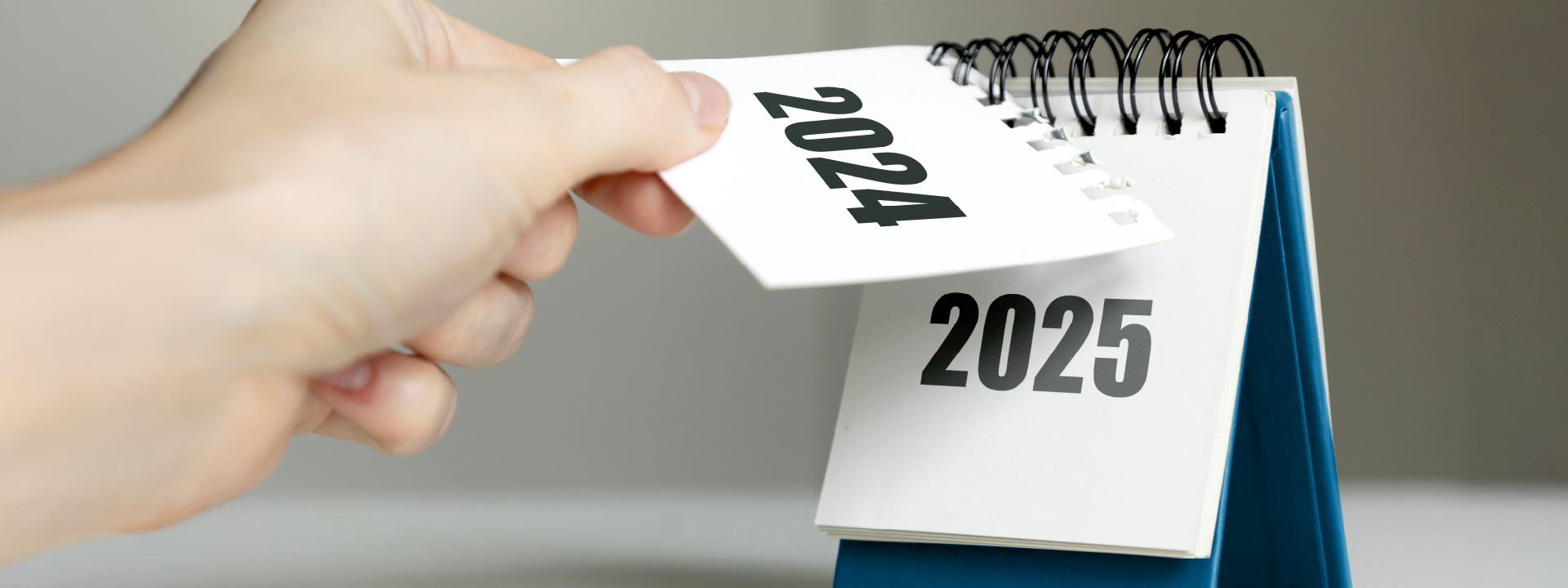 Änderungen 2025 Ein Kalenderblatt des Jahres 2024 wird abgerissen und zu sehen ist ein Kalenderblatt von 2025.